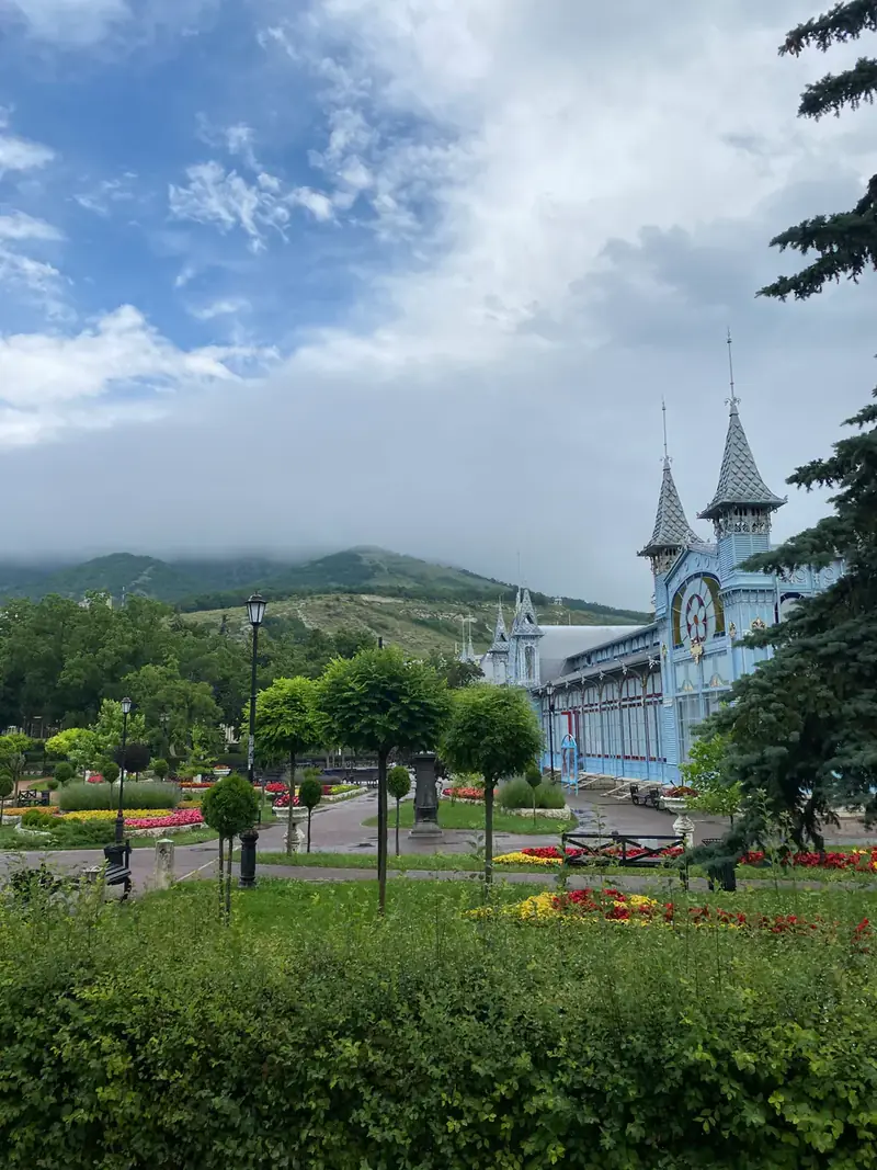 Курортный парк и горы Кавказских Минеральных Вод