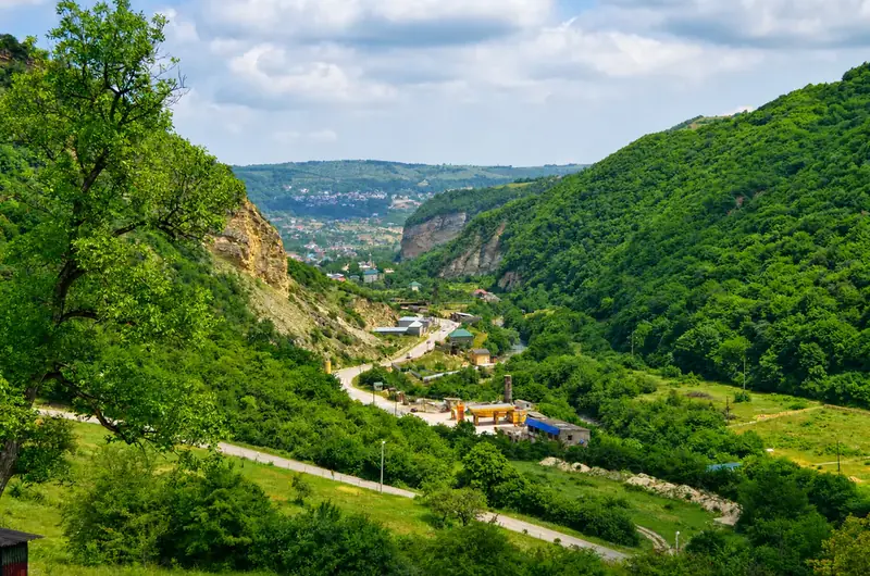 Зелёные горы и природа маршрута в Самурский лес